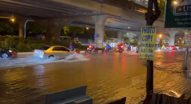 Mưa lớn khiến ngập úng nhiều tuyến phố Hà Nội- Ảnh 1. Mưa lớn khiến ngập úng nhiều tuyến phố Hà Nội- Ảnh 1.