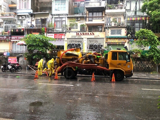 Mưa lớn khiến ngập úng nhiều tuyến phố Hà Nội- Ảnh 4. Mưa lớn khiến ngập úng nhiều tuyến phố Hà Nội- Ảnh 4.