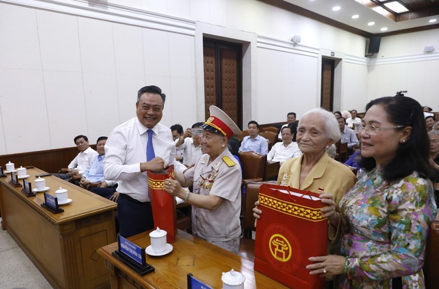 Hà Nội tặng hơn 12 nghìn suất quà tới gia đình người có công- Ảnh 1. Hà Nội tặng hơn 12 nghìn suất quà tới gia đình người có công- Ảnh 1.