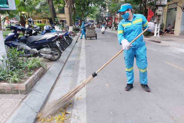 Ứng trực bảo đảm vệ sinh môi trường dịp nghỉ Lễ Quốc khánh 2/9- Ảnh 1.