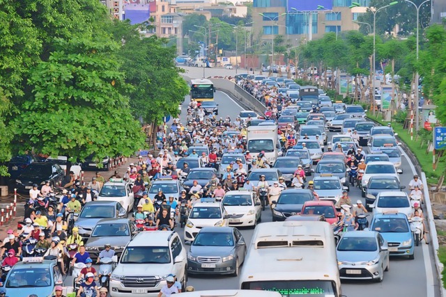 Giải bài toán ùn tắc, hướng tới xây dựng một Thủ đô xanh, hiện đại- Ảnh 1. Giải bài toán ùn tắc, hướng tới xây dựng một Thủ đô xanh, hiện đại- Ảnh 1.