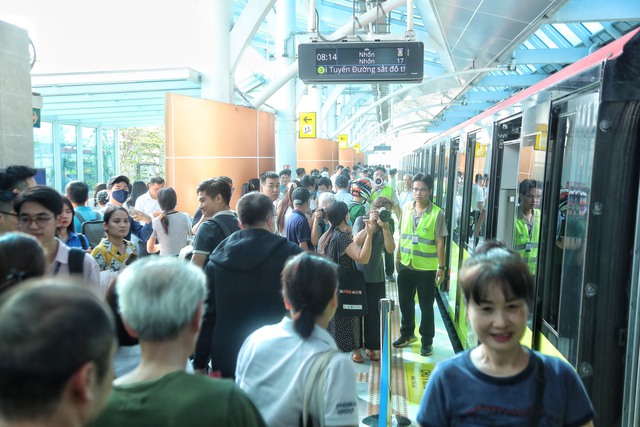 Người dân háo hức trải nghiệm tàu metro Nhổn-ga Hà Nội- Ảnh 3. Người dân háo hức trải nghiệm tàu metro Nhổn-ga Hà Nội- Ảnh 3.