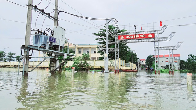 Báo động lũ trên sông lớn, các quận huyện tổng lực ứng phó khắc phục thiên tai- Ảnh 3.