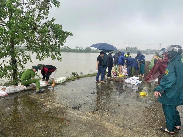 Huyện Chương Mỹ nhiều xã ngập lụt, ứng phó với lũ rừng ngang- Ảnh 1.