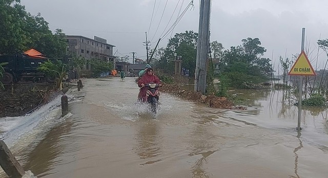 Huyện Chương Mỹ nhiều xã ngập lụt, ứng phó với lũ rừng ngang- Ảnh 2.