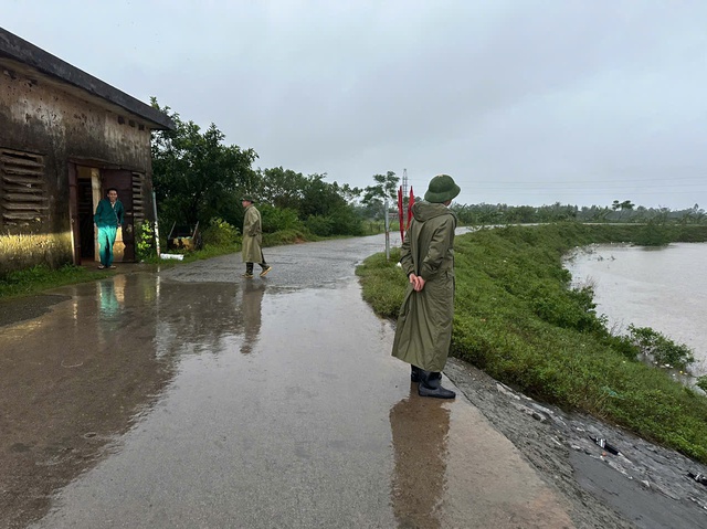 Báo động lũ trên sông lớn, các quận huyện tổng lực ứng phó khắc phục thiên tai- Ảnh 2.