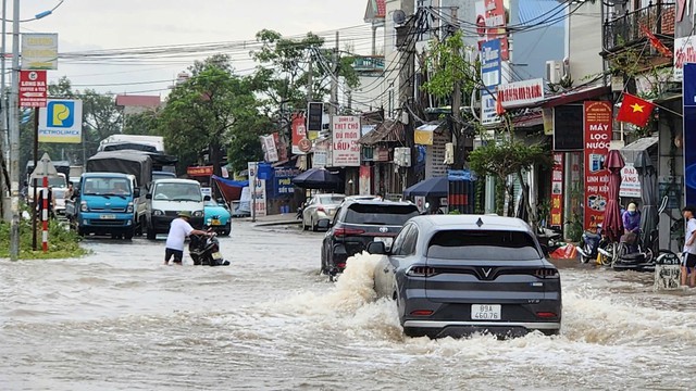 Hà Nội: Phân luồng giao thông tại các tuyến đường bị ngập- Ảnh 1.