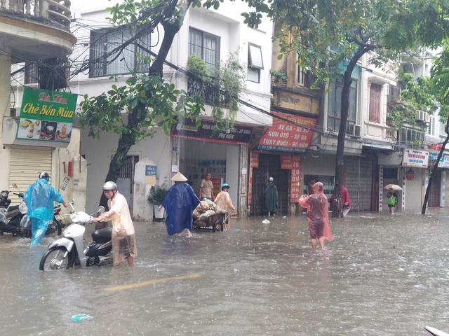 Nước ngập sâu, người dân gần khu vực sông Hồng chủ động di dời- Ảnh 11.