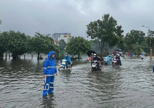 Hạn chế phương tiện qua đường 70 đoạn Hà Đông do ngập sâu- Ảnh 1.