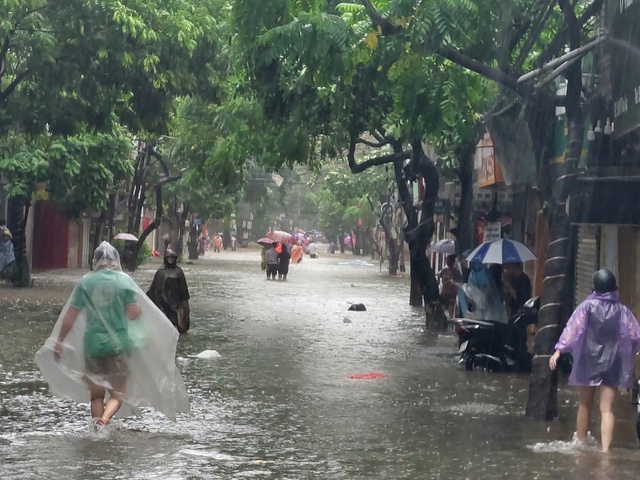 Nước ngập sâu, người dân gần khu vực sông Hồng chủ động di dời- Ảnh 10.