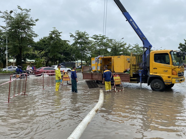 Mưa lớn kéo dài, nhiều tuyến đường ngập úng- Ảnh 4.