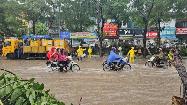 Mưa lớn kéo dài, nhiều tuyến đường ngập úng- Ảnh 1.