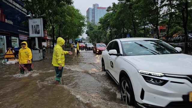 Mưa lớn kéo dài, nhiều tuyến đường ngập úng- Ảnh 2.