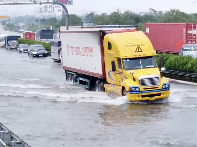 Huy động trạm bơm hết công suất để xử lý ngập úng cao tốc Pháp Vân-Cầu Giẽ- Ảnh 1.