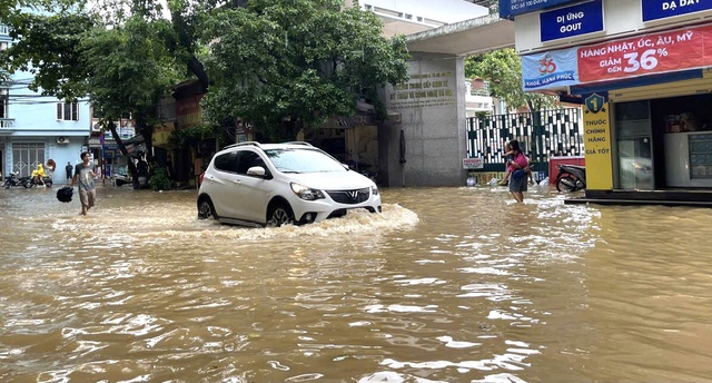 Tuyệt đối không cho phương tiện lưu thông qua vùng ngập lụt- Ảnh 1. Tuyệt đối không cho phương tiện lưu thông qua vùng ngập lụt- Ảnh 1.