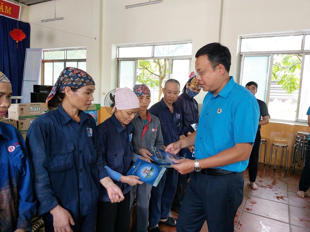 Thăm hỏi, hỗ trợ công nhân lao động bị ảnh hưởng bởi bão lũ- Ảnh 1.