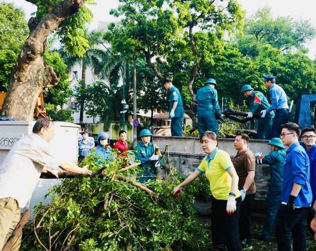 Tăng cường nhân lực xử lý rác thải, bảo đảm vệ sinh môi trường sau bão số 3- Ảnh 1.