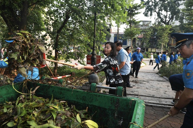 Hà Nội phát động đồng loạt ra quân tổng vệ sinh môi trường- Ảnh 4.