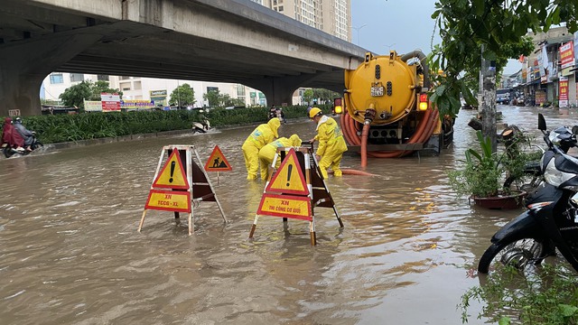 Mưa lớn gây ngập úng cục bộ trên một số tuyến phố- Ảnh 2.