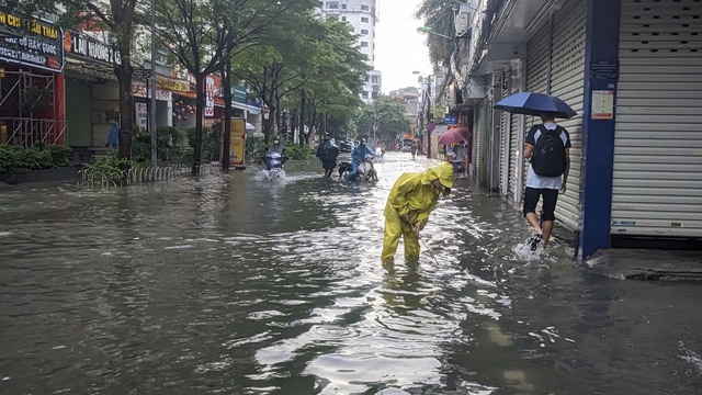 Mưa lớn gây ngập úng cục bộ trên một số tuyến phố- Ảnh 3.