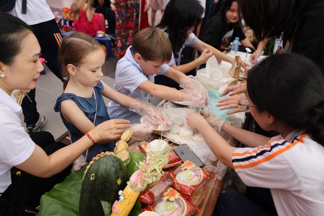 'Trung thu yêu thương' gây quỹ ủng hộ đồng bào - Ảnh 1.