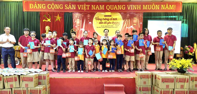 Trao quà trung thu cho học sinh có hoàn cảnh khó khăn- Ảnh 1.