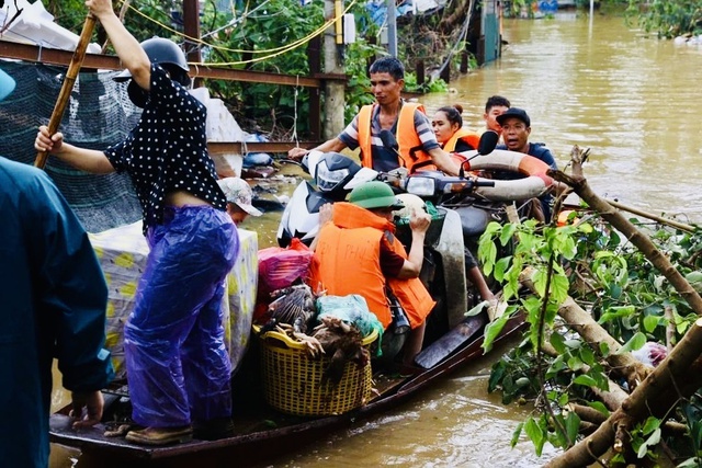 Lũ sông rút chậm, Hà Nội hiện còn 23 nghìn người dân sơ tán vì ngập lụt- Ảnh 1.