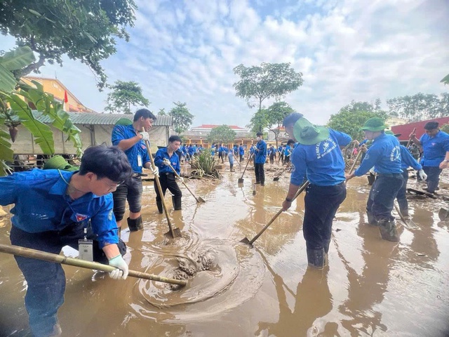 Phát huy sức trẻ, thanh niên Thủ đô làm sạch môi trường sau bão số 3 - Ảnh 1.