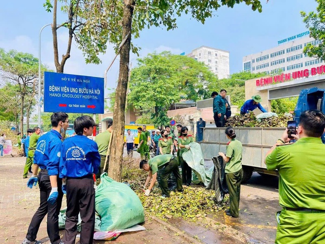 Phát huy sức trẻ, thanh niên Thủ đô làm sạch môi trường sau bão số 3 - Ảnh 2.