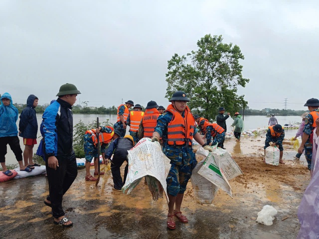 Mực nước tiếp tục lên, các địa phương tích cực phòng chống thiệt hại thiên tai- Ảnh 3.