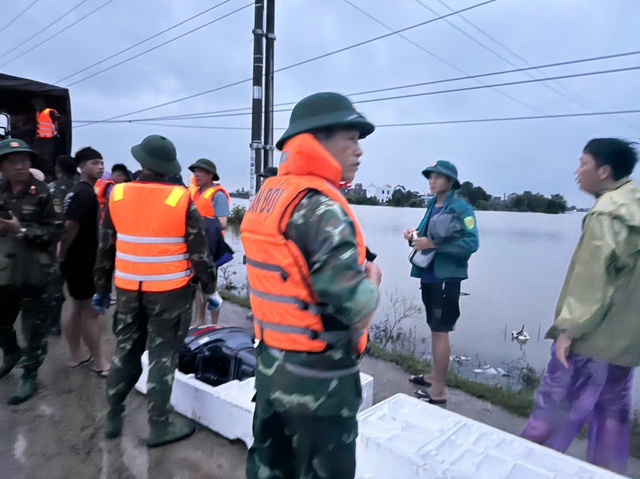 Mực nước tiếp tục lên, các địa phương tích cực phòng chống thiệt hại thiên tai- Ảnh 1.