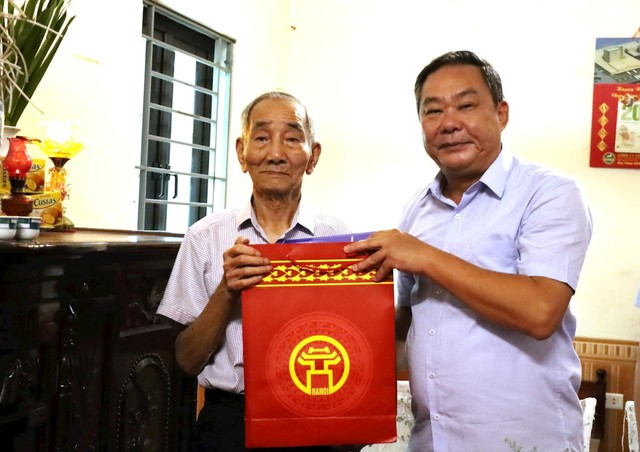 Lãnh đạo thành phố Hà Nội thăm, tặng quà người có công tiêu biểu huyện Chương Mỹ- Ảnh 2.