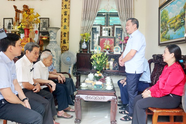 Lãnh đạo thành phố Hà Nội thăm, tặng quà người có công tiêu biểu huyện Chương Mỹ- Ảnh 1.