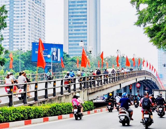 Hà Nội rực rỡ sắc màu chào mừng kỷ niệm 70 năm Ngày Giải phóng Thủ đô- Ảnh 25.