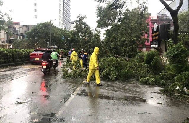 Hà Nội khẩn trương khắc phục ngập úng sau bão số 3- Ảnh 4.