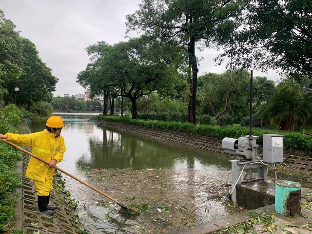 Hà Nội khẩn trương khắc phục ngập úng sau bão số 3- Ảnh 6.