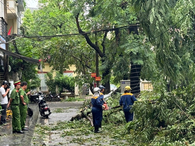 Hà Nội khẩn trương khắc phục ngập úng sau bão số 3- Ảnh 8.