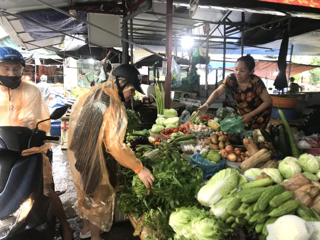 Hàng hóa siêu thị giá ổn định, chợ dân sinh thưa vắng