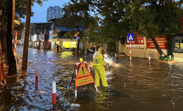 Mưa lớn khiến nhiều tuyến phố ngập úng- Ảnh 4. Mưa lớn khiến nhiều tuyến phố ngập úng- Ảnh 4.