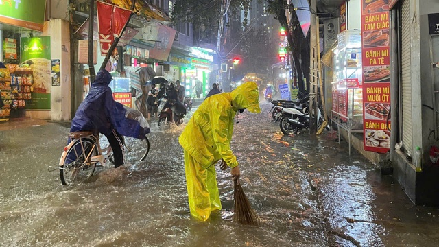 Mưa lớn khiến nhiều tuyến phố ngập úng- Ảnh 5. Mưa lớn khiến nhiều tuyến phố ngập úng- Ảnh 5.