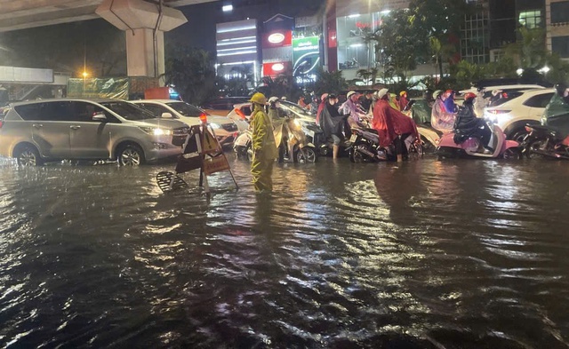 Mưa lớn khiến nhiều tuyến phố ngập úng- Ảnh 1. Mưa lớn khiến nhiều tuyến phố ngập úng- Ảnh 1.