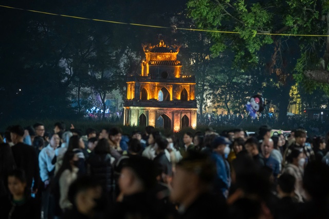 Người dân Thủ đô hân hoan chào đón Năm mới 2025- Ảnh 3. Người dân Thủ đô hân hoan chào đón Năm mới 2025- Ảnh 3.
