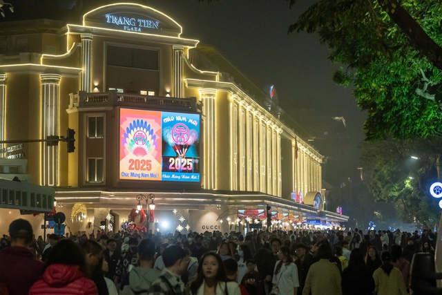 Người dân Thủ đô hân hoan chào đón Năm mới 2025- Ảnh 4. Người dân Thủ đô hân hoan chào đón Năm mới 2025- Ảnh 4.