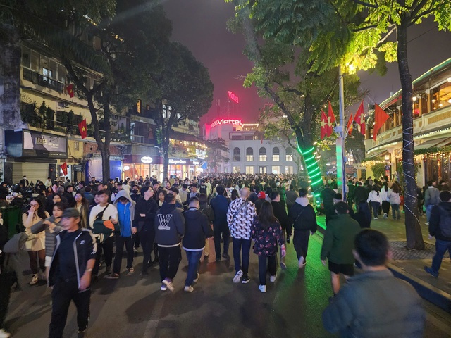 Người dân Thủ đô hân hoan chào đón Năm mới 2025- Ảnh 9. Người dân Thủ đô hân hoan chào đón Năm mới 2025- Ảnh 9.
