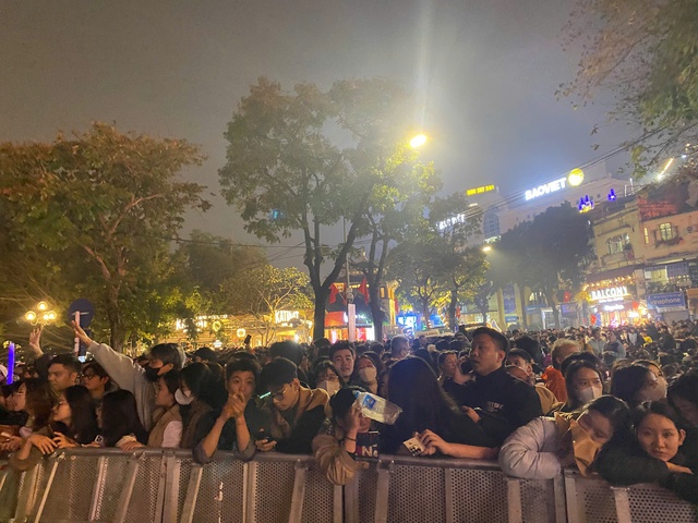 Người dân Thủ đô hân hoan chào đón Năm mới 2025- Ảnh 10. Người dân Thủ đô hân hoan chào đón Năm mới 2025- Ảnh 10.