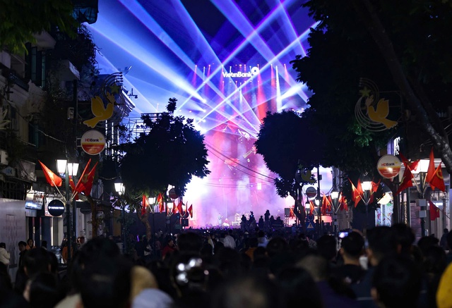 Người dân Thủ đô hân hoan chào đón Năm mới 2025- Ảnh 1. Người dân Thủ đô hân hoan chào đón Năm mới 2025- Ảnh 1.