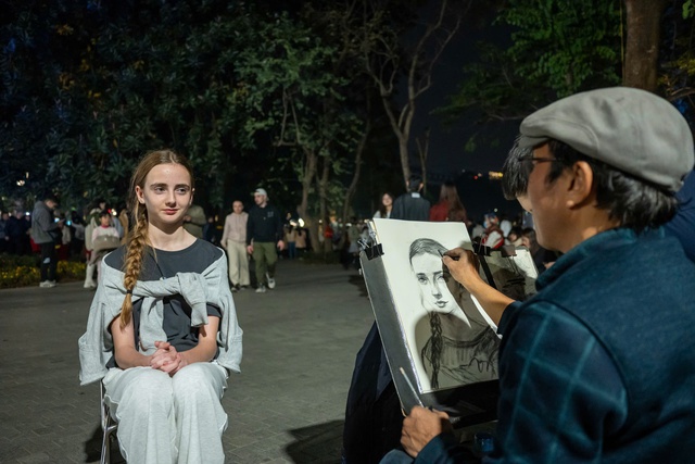 Người dân Thủ đô hân hoan chào đón Năm mới 2025- Ảnh 7. Người dân Thủ đô hân hoan chào đón Năm mới 2025- Ảnh 7.