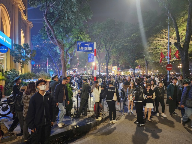 Người dân Thủ đô hân hoan chào đón Năm mới 2025- Ảnh 8. Người dân Thủ đô hân hoan chào đón Năm mới 2025- Ảnh 8.