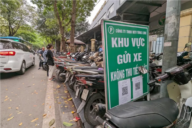 Hà Nội tiếp tục triển khai dịch vụ trông giữ xe không dùng tiền mặt đến 30/6- Ảnh 1. Hà Nội tiếp tục triển khai dịch vụ trông giữ xe không dùng tiền mặt đến 30/6- Ảnh 1.