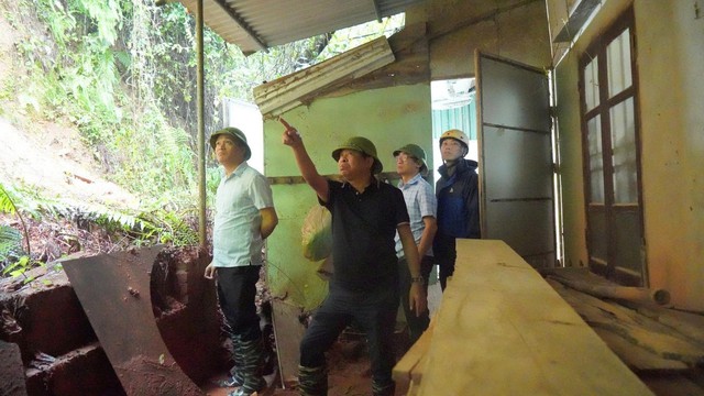Hà Nội: Di dời người dân khỏi vùng sạt lở, ngập úng- Ảnh 1.